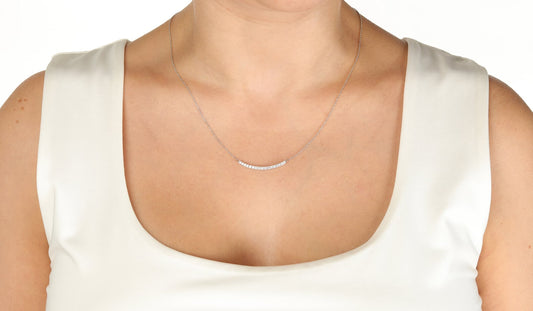 Gebogene Halskette mit Anhänger aus im Labor gezüchteten Diamanten für anhaltende Brillanz