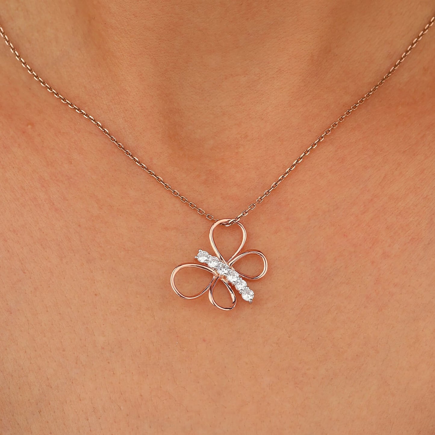 Perfektes Geschenk mit Schmetterlingsanhänger aus im Labor gezüchteten Diamanten