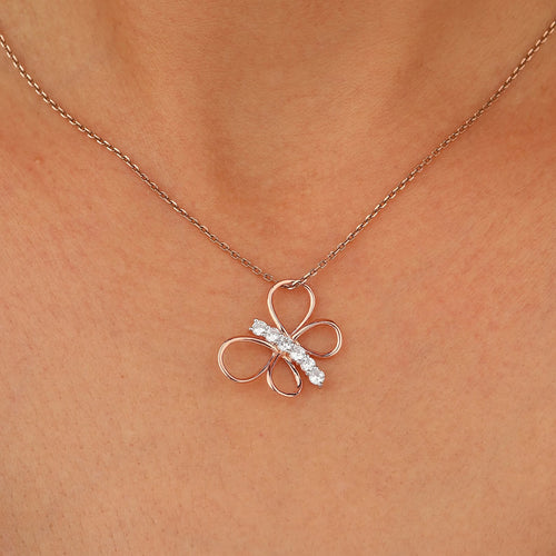 Perfektes Geschenk mit Schmetterlingsanhänger aus im Labor gezüchteten Diamanten