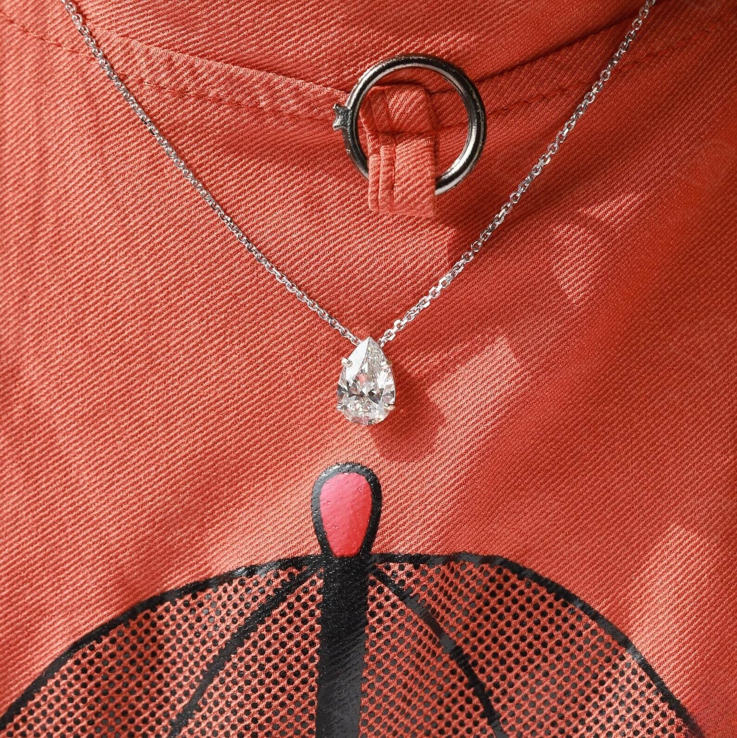 Glitzernde Solitär-Diamantkette im Tropfenschliff