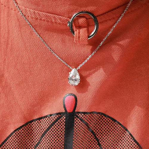 Glitzernde Solitär-Diamantkette im Tropfenschliff