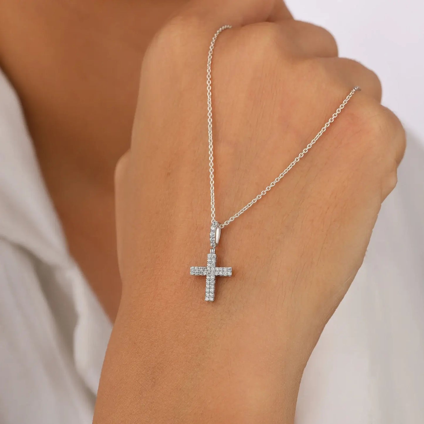 Kleiner Kreuzanhänger mit Labordiamanten für religiöse Anlässe