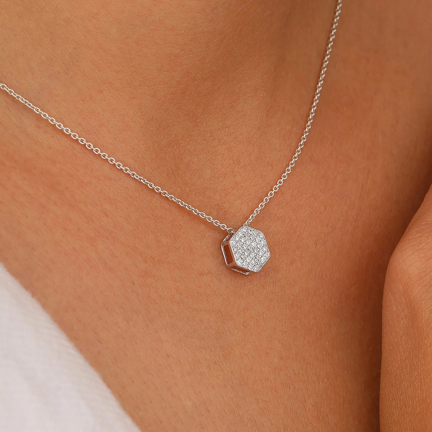 Sechseckiger Anhänger aus im Labor gezüchteten Diamanten für einen stilvollen Look