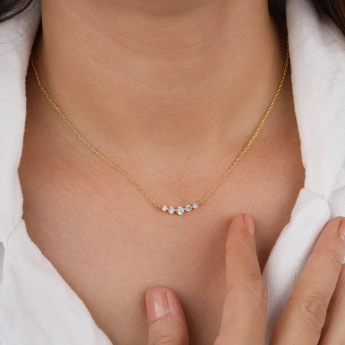 Zarte Halskette mit einem einzelnen Krappen aus im Labor gezüchteten Diamanten