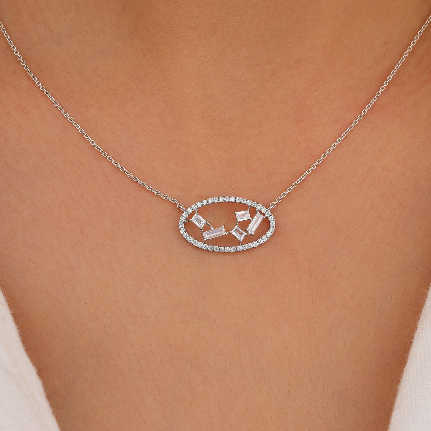 Halskette mit Anhänger aus runden und Baguette-Diamanten aus Laborzucht