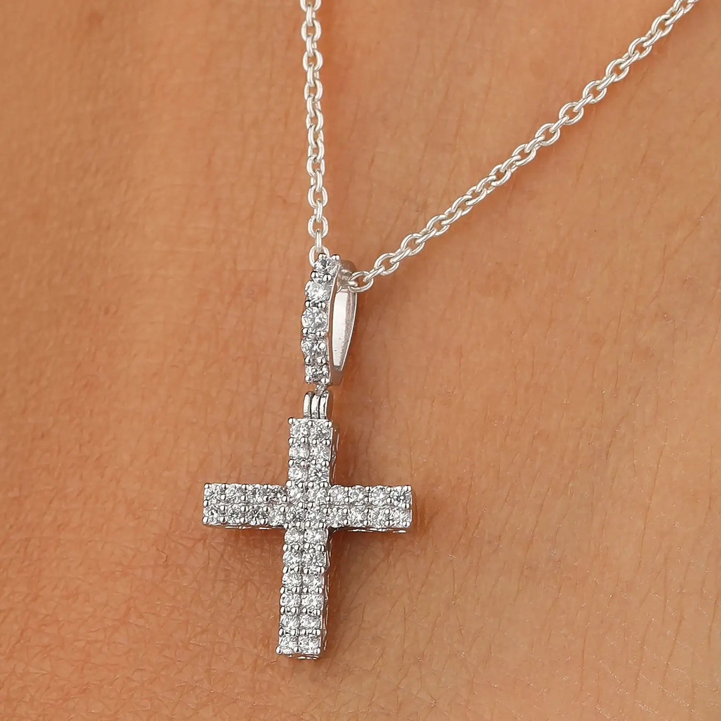 Kleiner Kreuzanhänger mit Labordiamanten für religiöse Anlässe