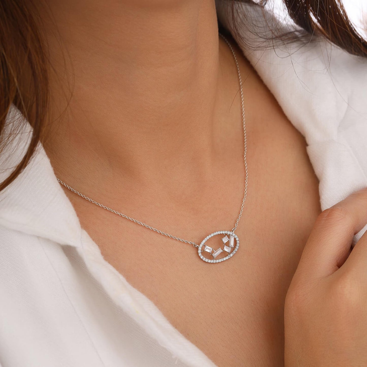 Halskette mit Anhänger aus runden und Baguette-Diamanten aus Laborzucht