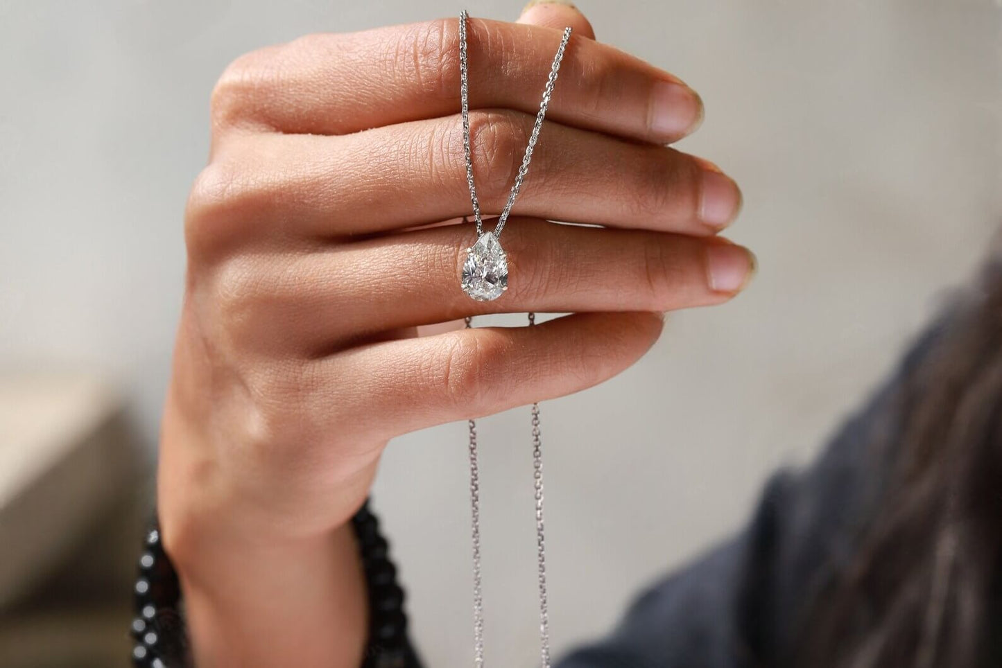 Glitzernde Solitär-Diamantkette im Tropfenschliff