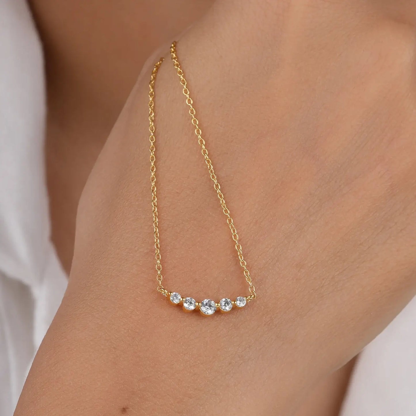 Zarte Halskette mit einem einzelnen Krappen aus im Labor gezüchteten Diamanten