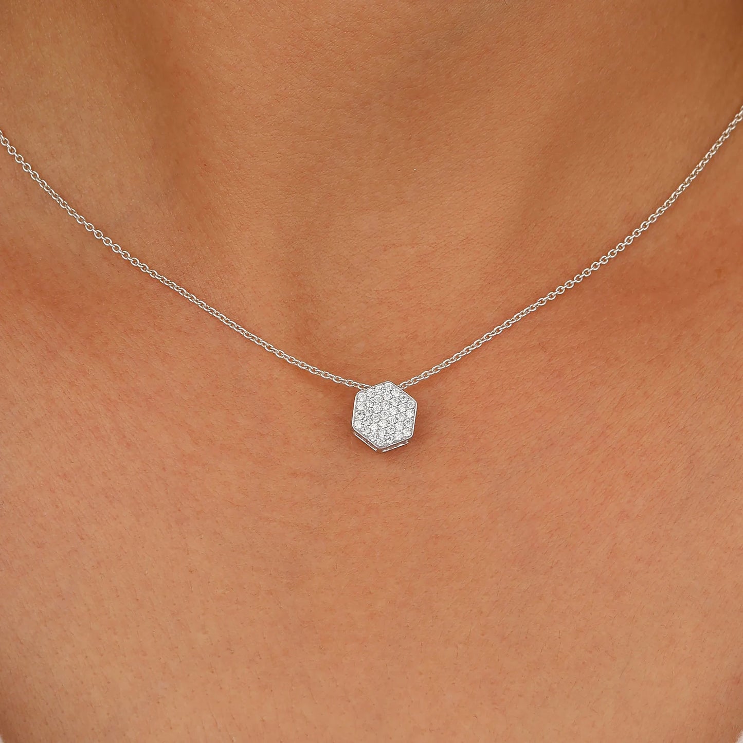 Sechseckiger Anhänger aus im Labor gezüchteten Diamanten für einen stilvollen Look