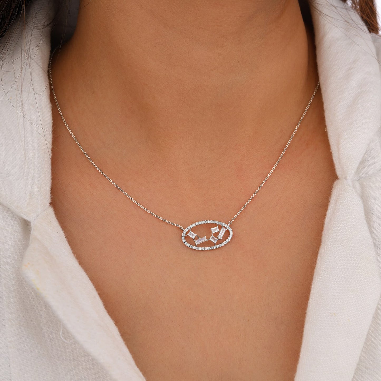 Halskette mit Anhänger aus runden und Baguette-Diamanten aus Laborzucht