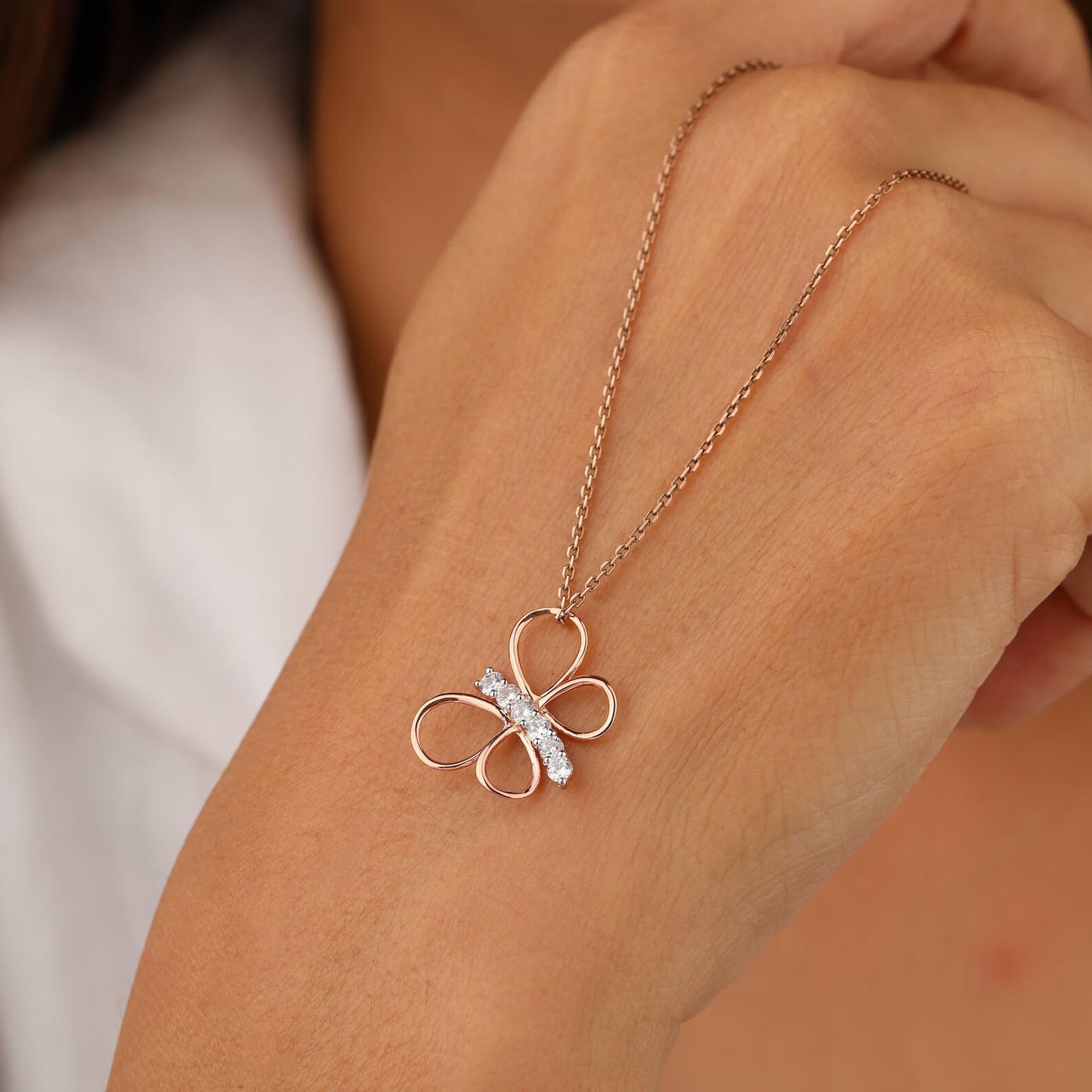 Perfektes Geschenk mit Schmetterlingsanhänger aus im Labor gezüchteten Diamanten