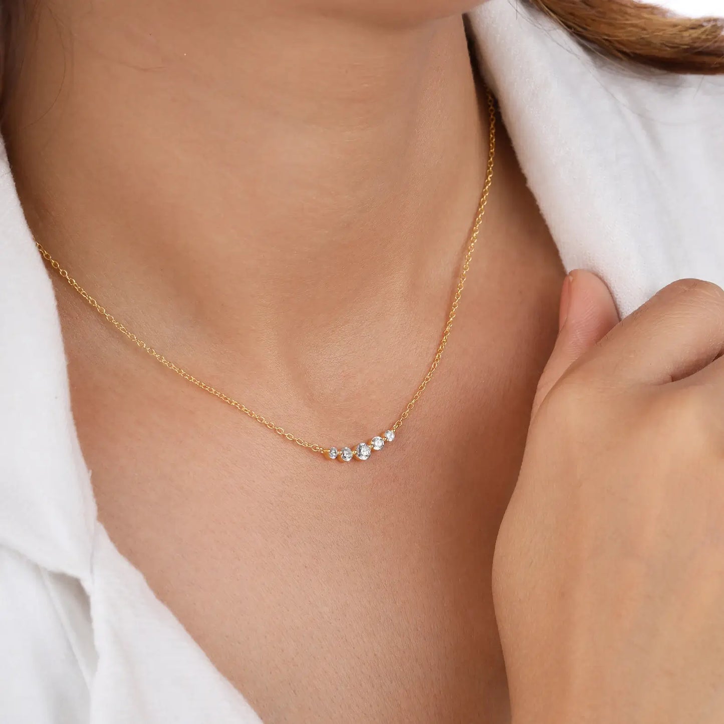 Zarte Halskette mit einem einzelnen Krappen aus im Labor gezüchteten Diamanten