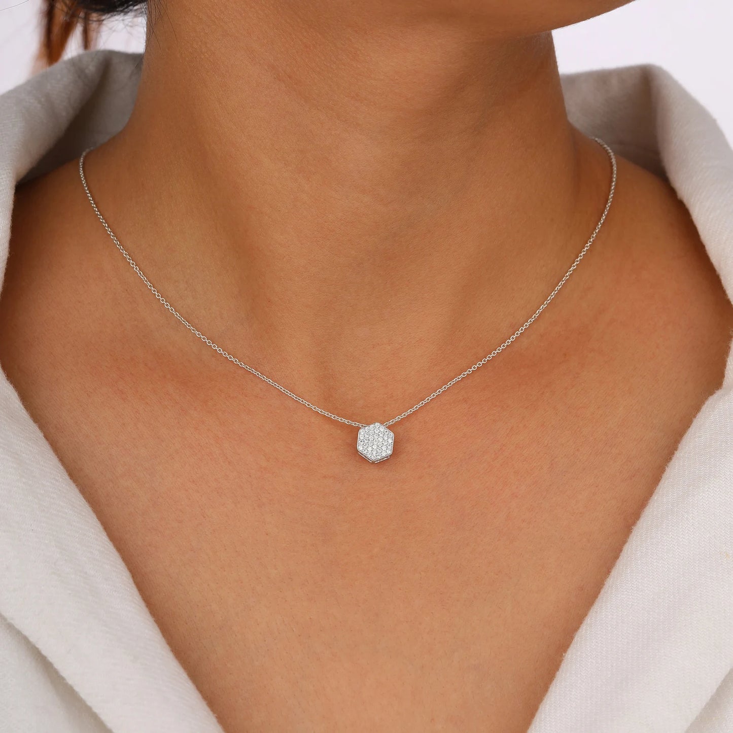 Sechseckiger Anhänger aus im Labor gezüchteten Diamanten für einen stilvollen Look