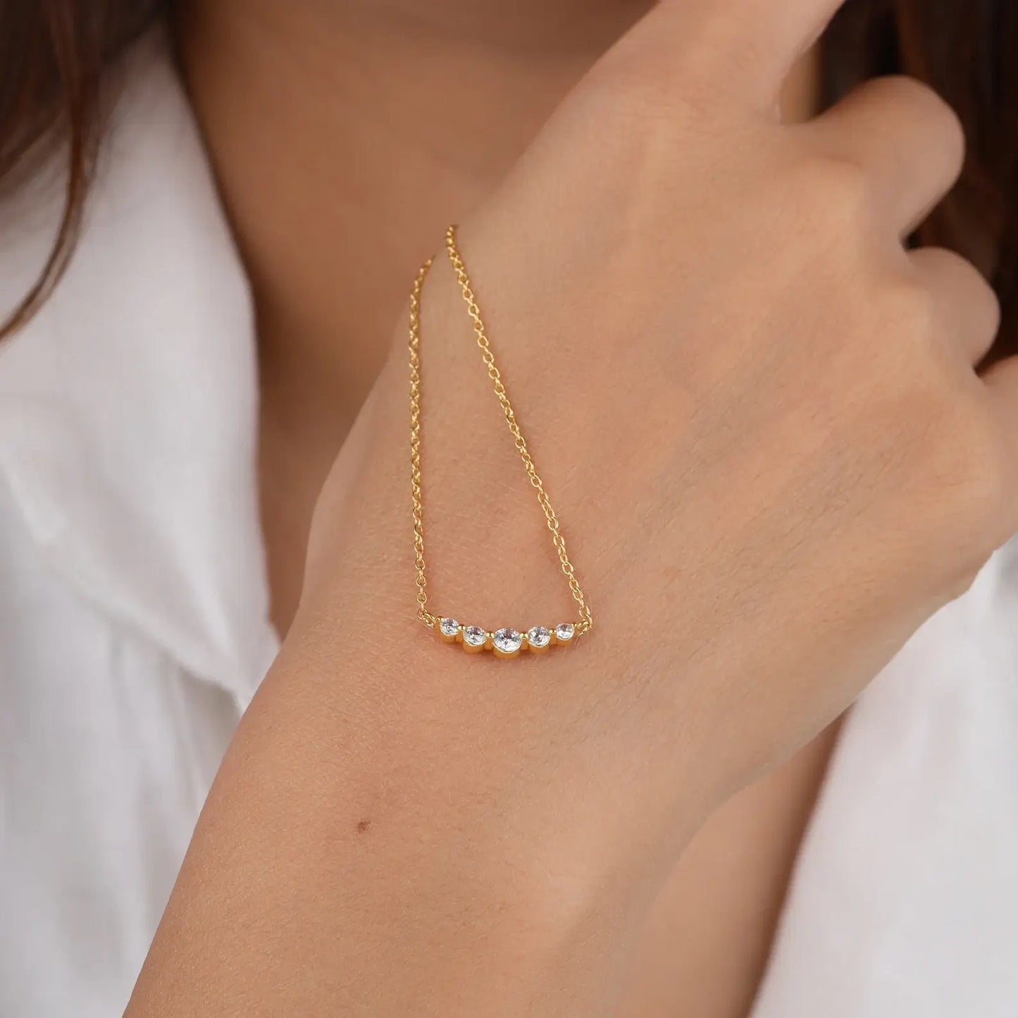 Zarte Halskette mit einem einzelnen Krappen aus im Labor gezüchteten Diamanten