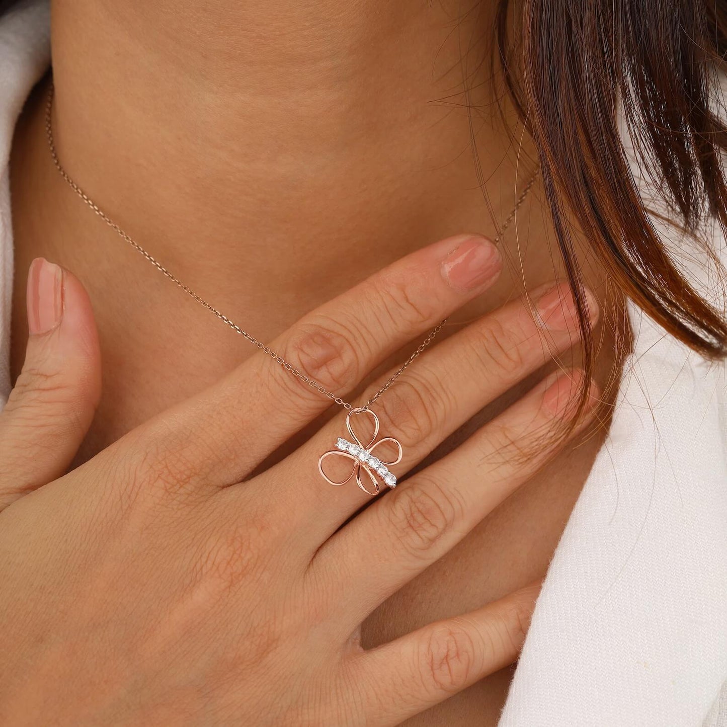 Perfektes Geschenk mit Schmetterlingsanhänger aus im Labor gezüchteten Diamanten