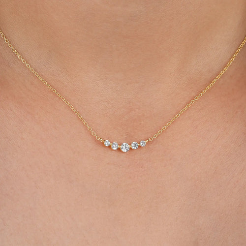 Zarte Halskette mit einem einzelnen Krappen aus im Labor gezüchteten Diamanten