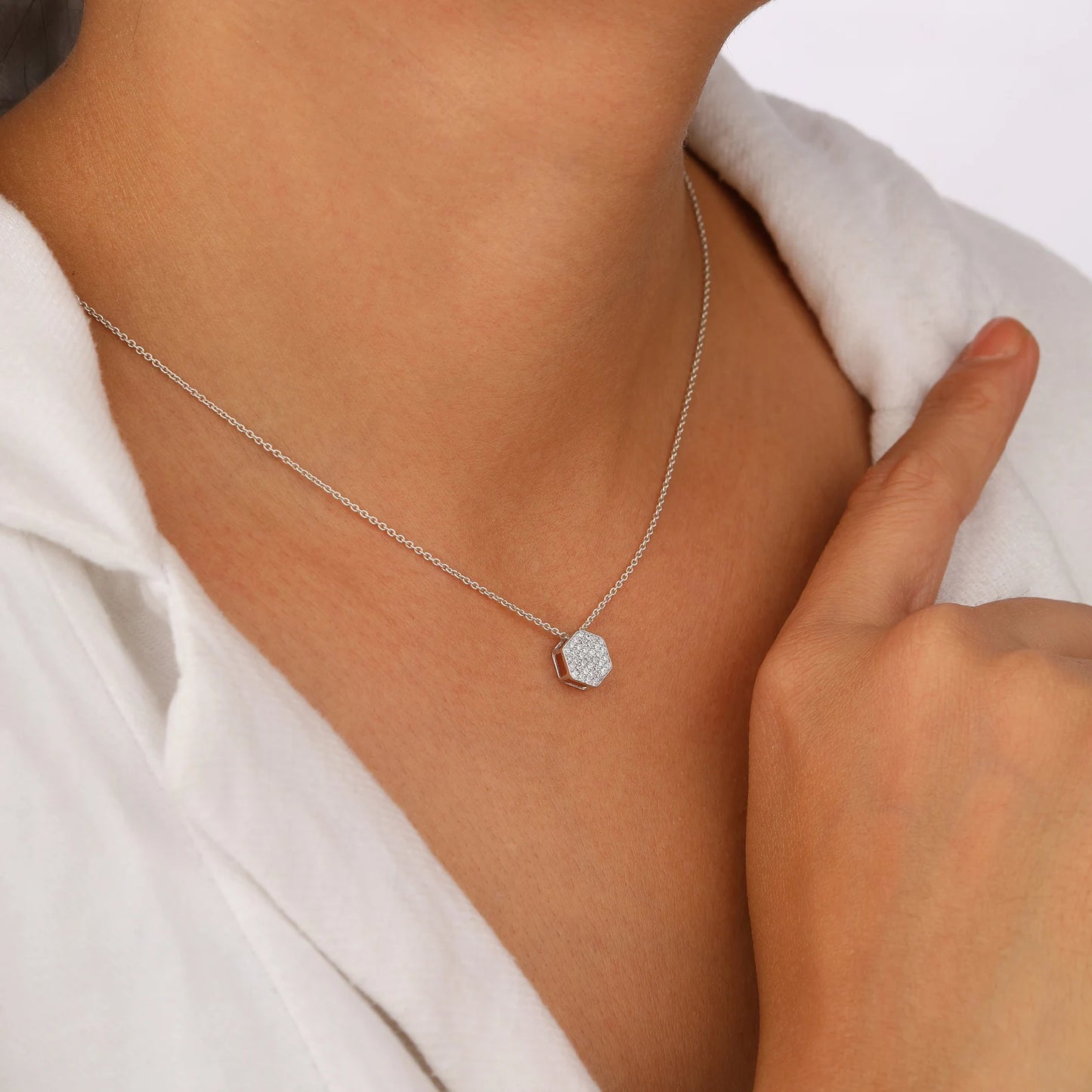 Sechseckiger Anhänger aus im Labor gezüchteten Diamanten für einen stilvollen Look