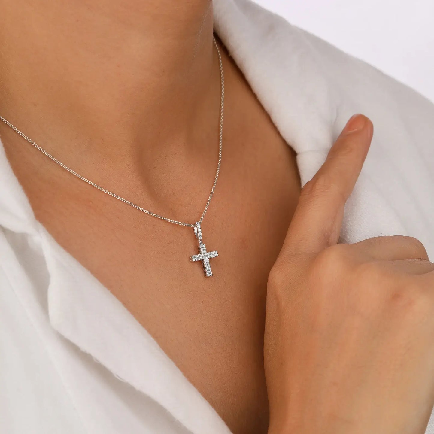 Kleiner Kreuzanhänger mit Labordiamanten für religiöse Anlässe