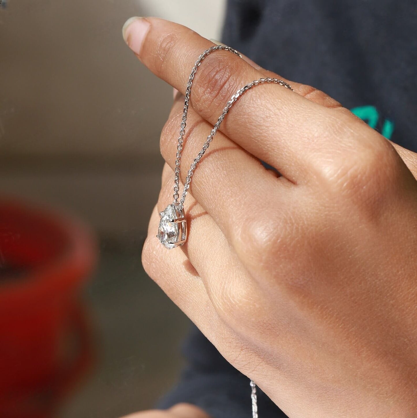 Glitzernde Solitär-Diamantkette im Tropfenschliff