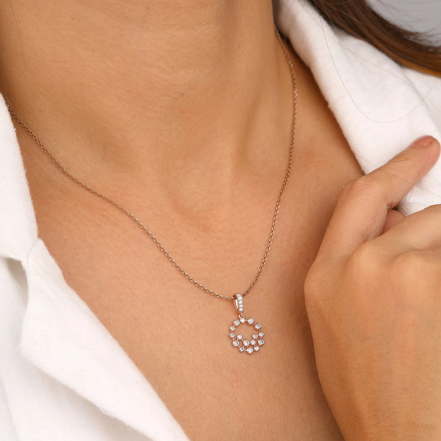 Floating Diamond-Bezel Necklace with a Classic Touch