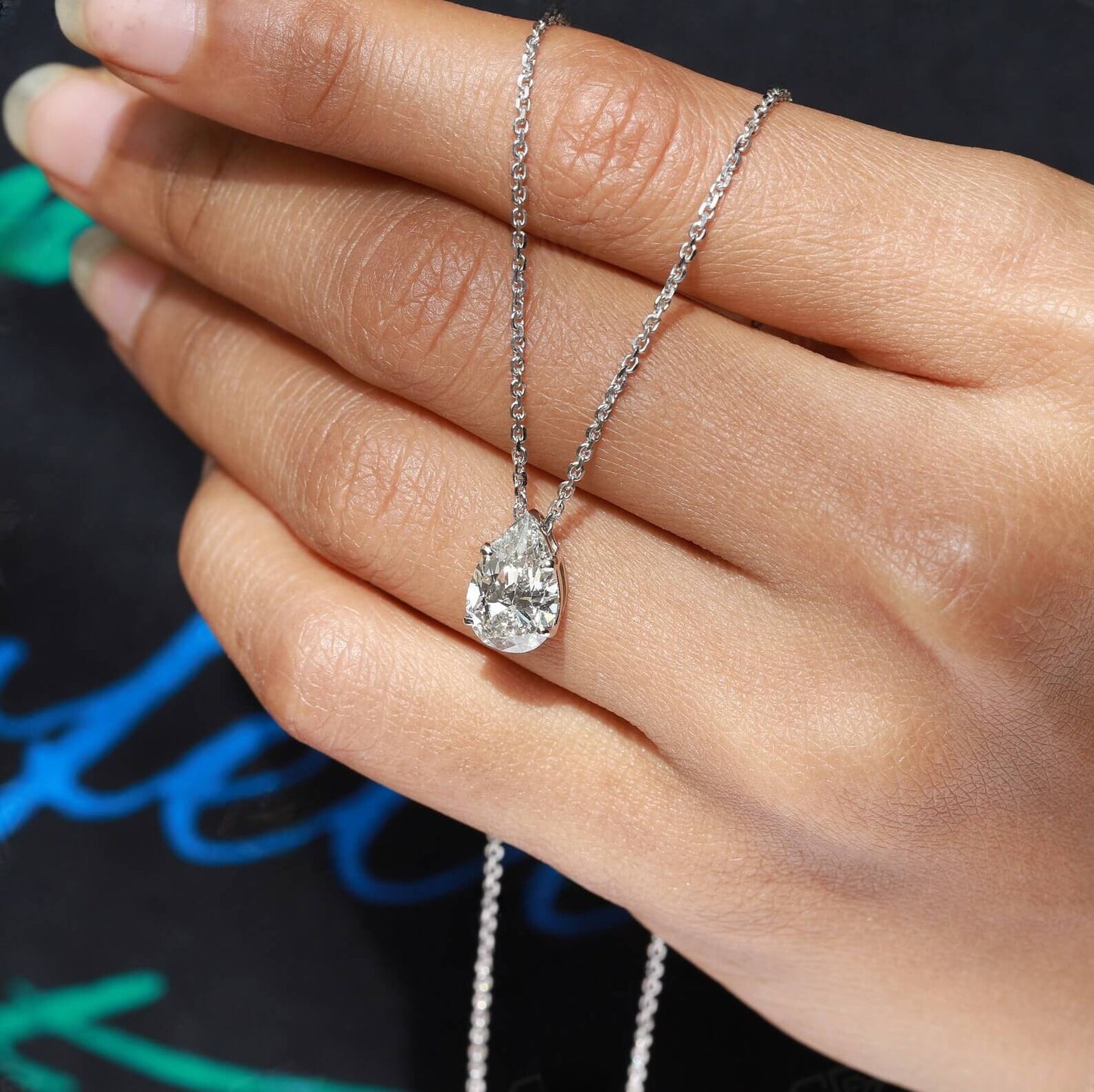 Glitzernde Solitär-Diamantkette im Tropfenschliff