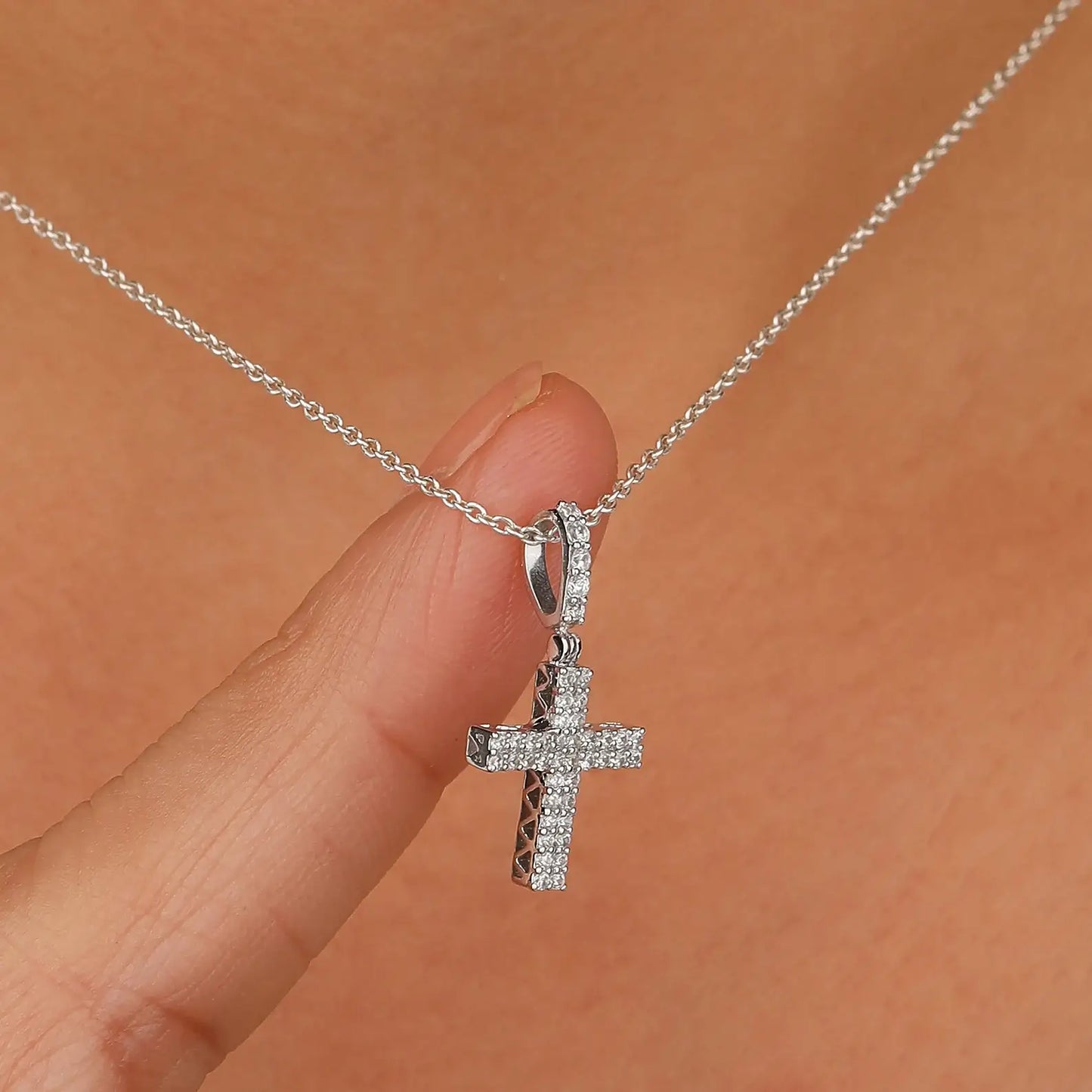 Kleiner Kreuzanhänger mit Labordiamanten für religiöse Anlässe