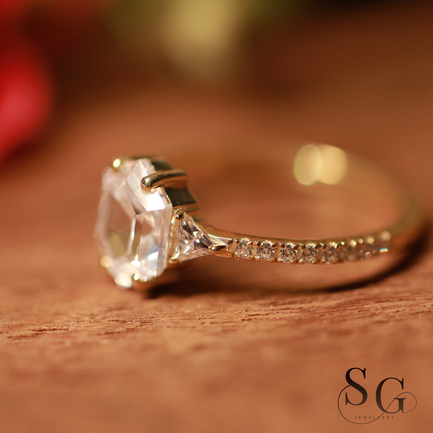 Verlobungsring mit sechseckigem Stufenschliff und im Labor gezüchtetem Diamanten