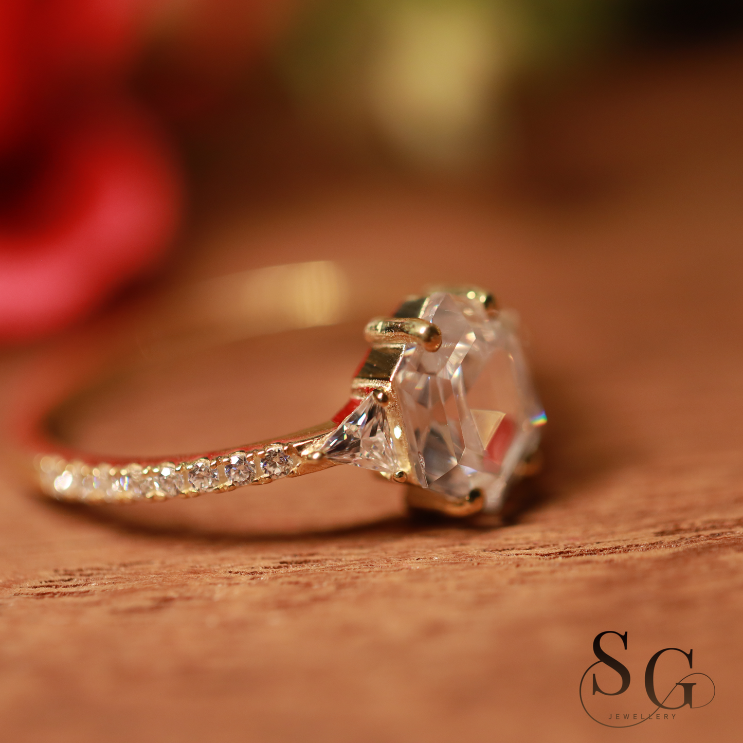 Verlobungsring mit sechseckigem Stufenschliff und im Labor gezüchtetem Diamanten