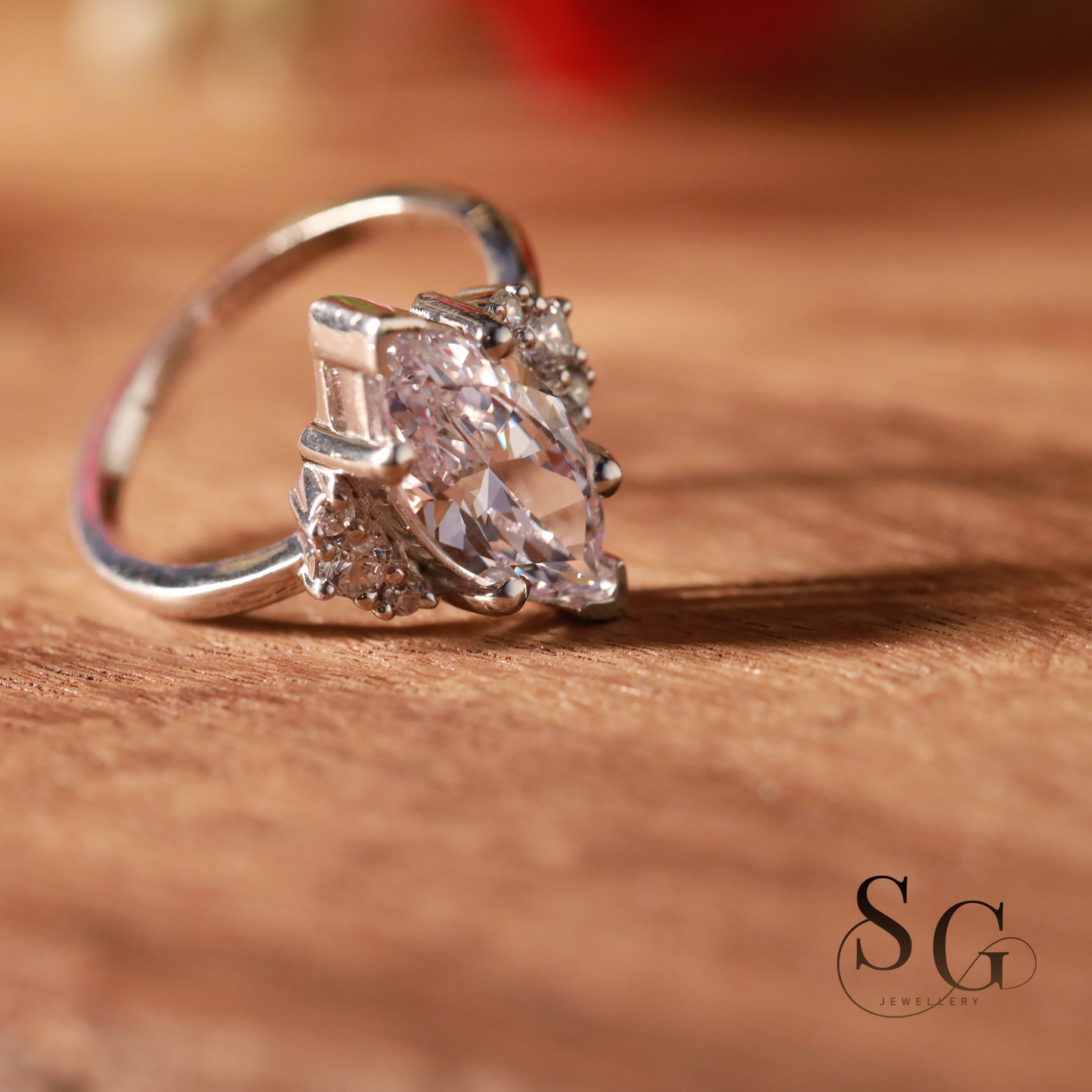 Verlobungsring mit im Labor gezüchteten Diamanten im Marquiseschliff