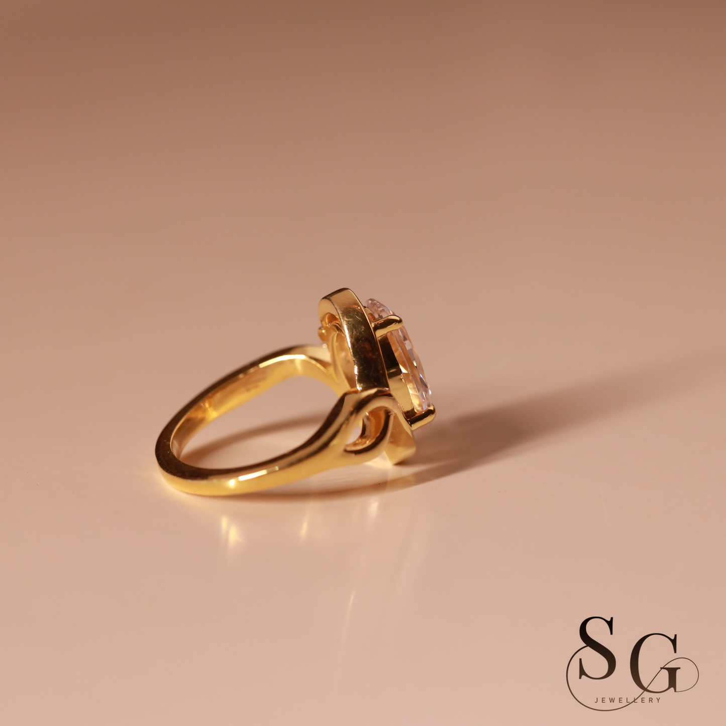 Verlobungsring mit ovalem, im Labor gezΓΌchteten Diamanten im Schliff von 3,00 Karat