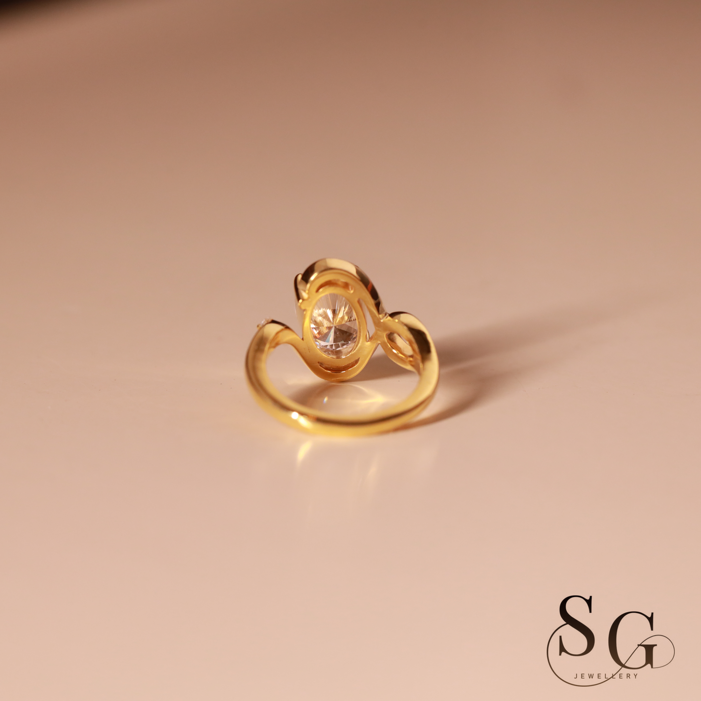 Verlobungsring mit ovalem, im Labor gezΓΌchteten Diamanten im Schliff von 3,00 Karat