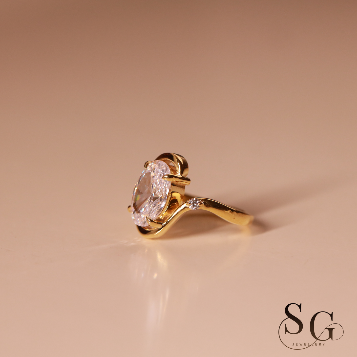 Verlobungsring mit ovalem, im Labor gezΓΌchteten Diamanten im Schliff von 3,00 Karat