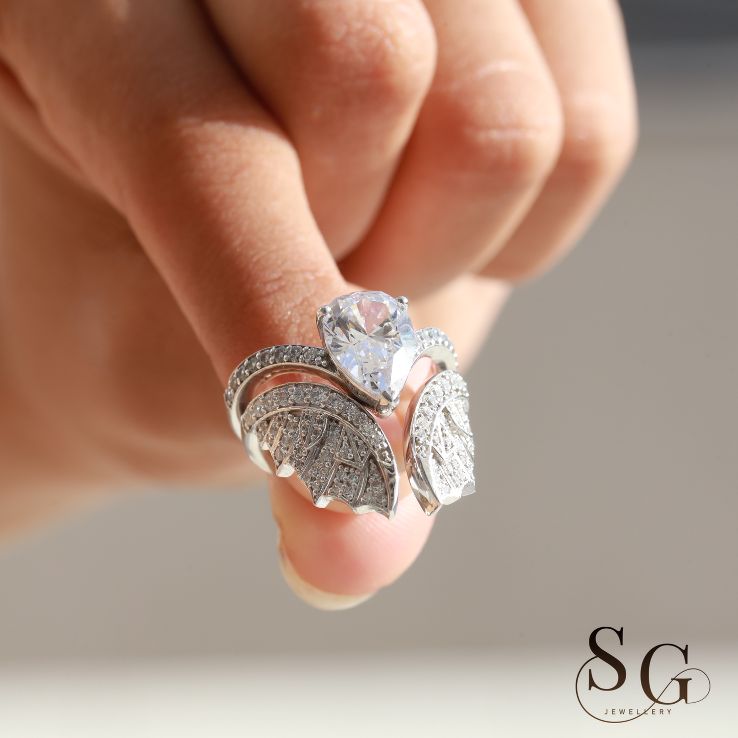 2-teiliges Brautset aus Weißgold im Birnenschliff mit im Labor gezüchteten Diamanten – Fledermausring