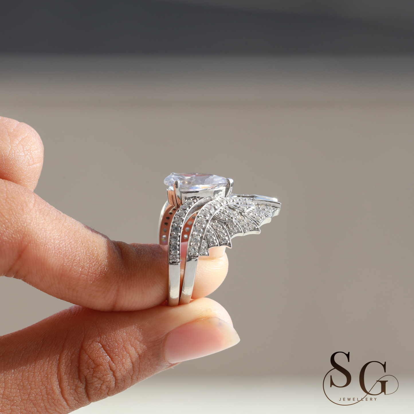 2-teiliges Brautset aus Weißgold im Birnenschliff mit im Labor gezüchteten Diamanten – Fledermausring