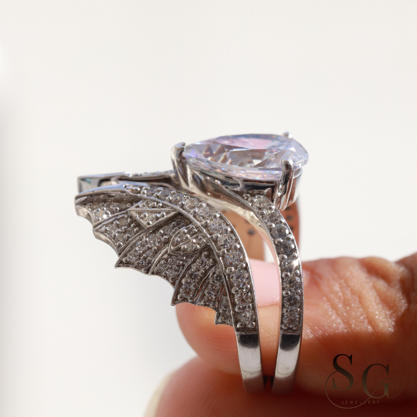 2-teiliges Brautset aus Weißgold im Birnenschliff mit im Labor gezüchteten Diamanten – Fledermausring