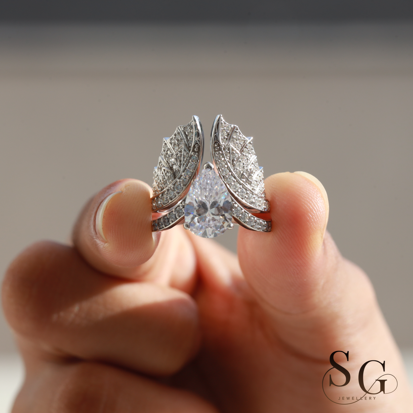 2-teiliges Brautset aus Weißgold im Birnenschliff mit im Labor gezüchteten Diamanten – Fledermausring