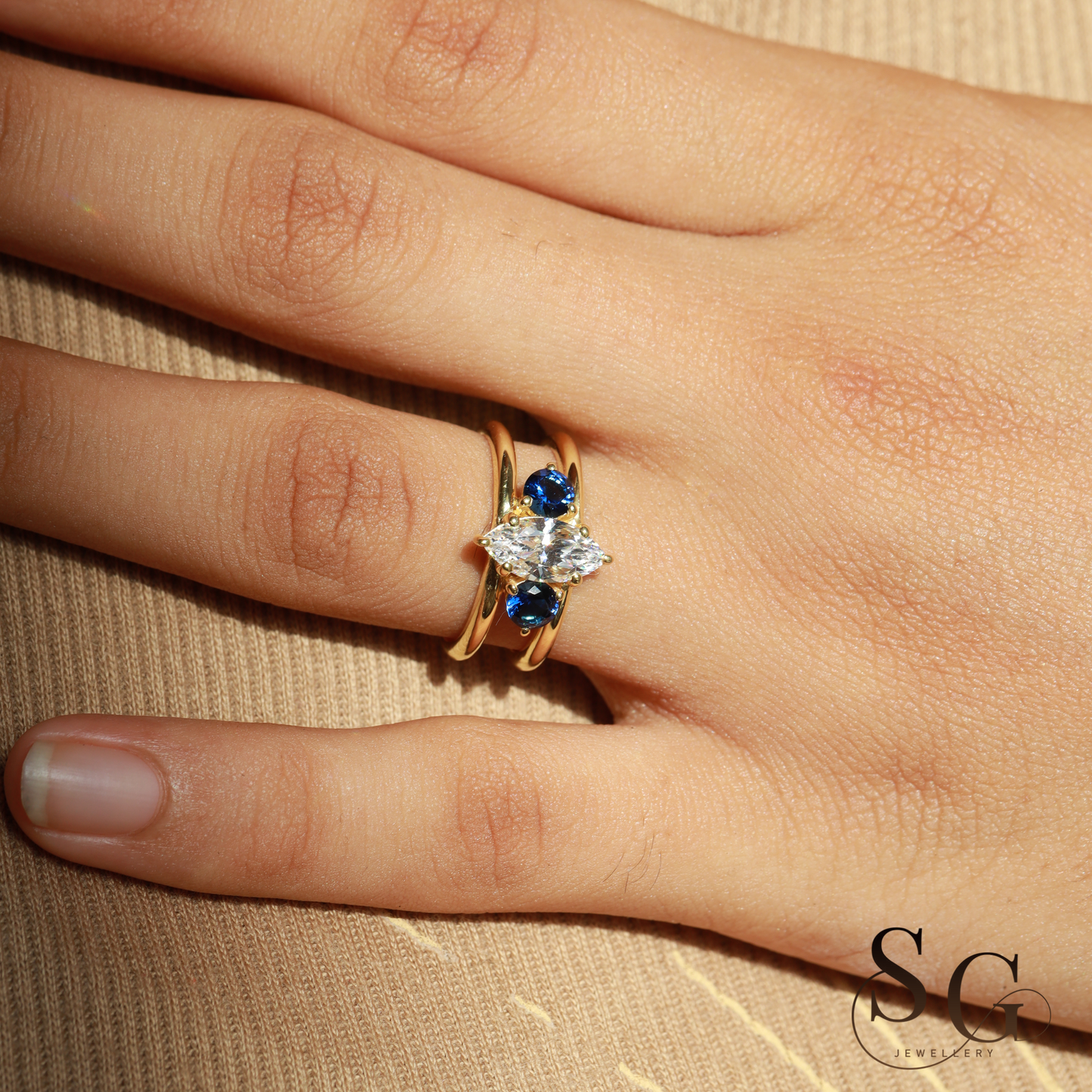 Verlobungsring mit zweireihigem, im Labor gezüchtetem Diamanten im Marquise-Schliff.