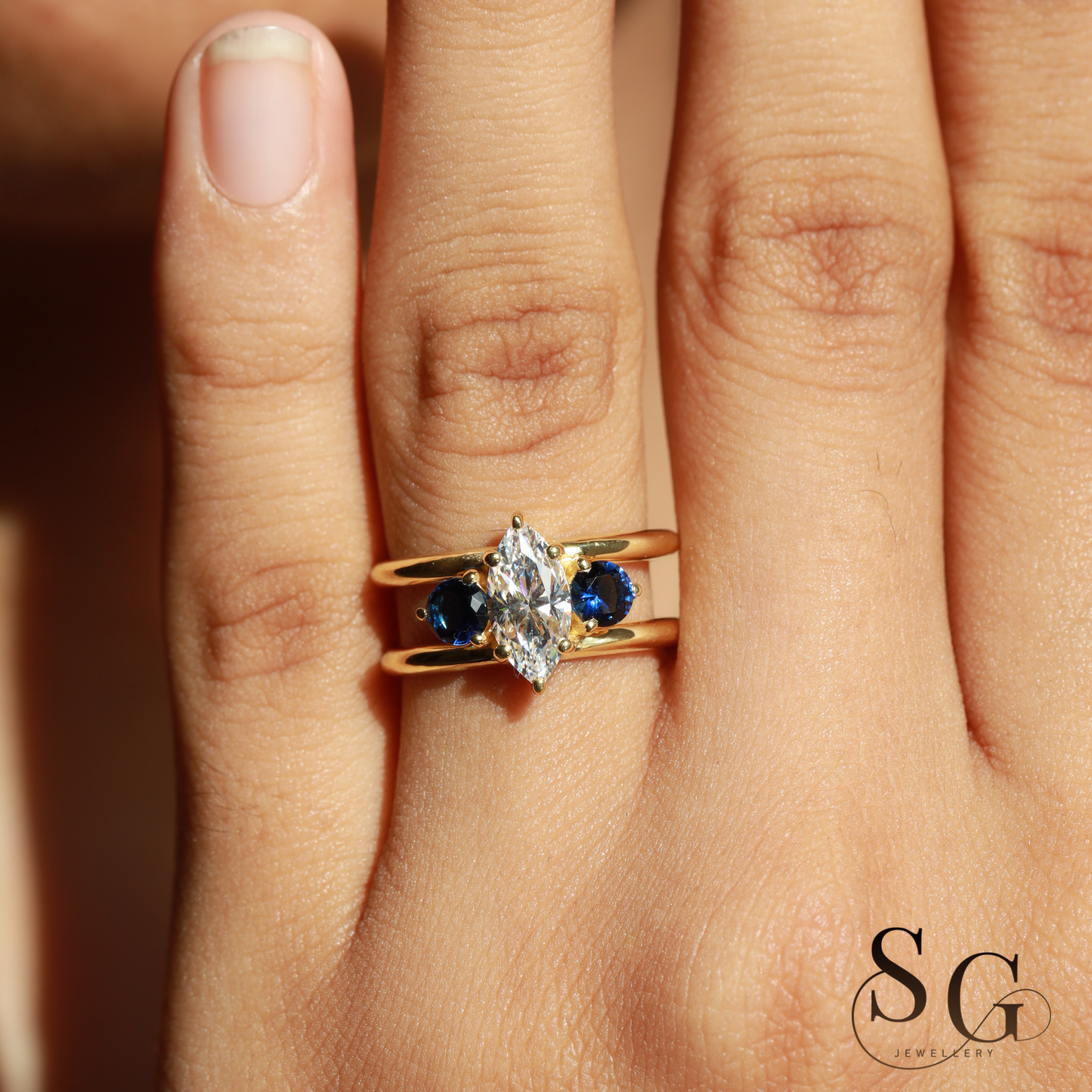 Verlobungsring mit zweireihigem, im Labor gezüchtetem Diamanten im Marquise-Schliff.