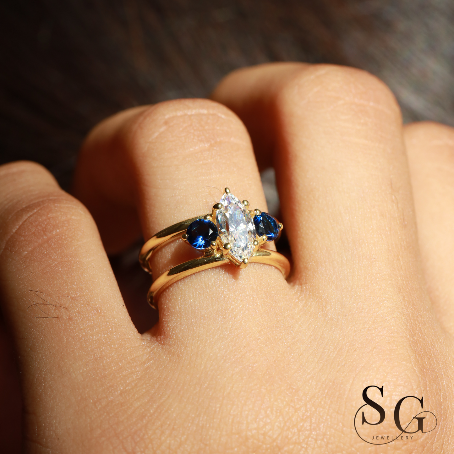 Verlobungsring mit zweireihigem, im Labor gezüchtetem Diamanten im Marquise-Schliff.