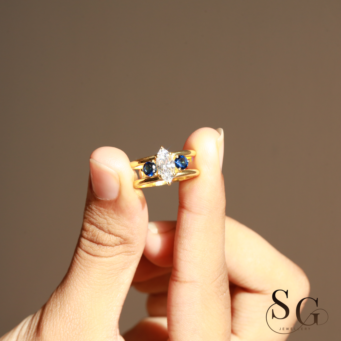 Verlobungsring mit zweireihigem, im Labor gezüchtetem Diamanten im Marquise-Schliff.