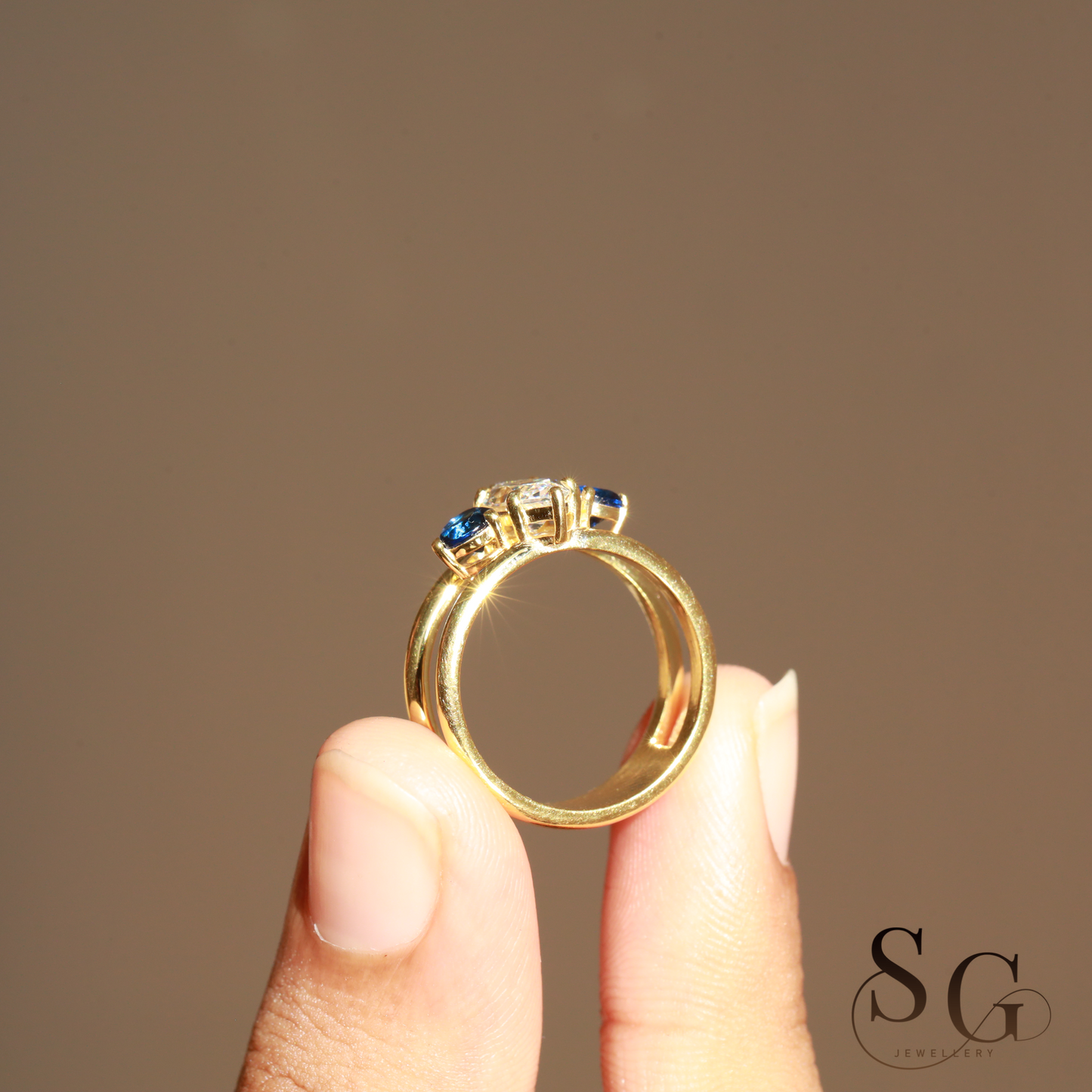 Verlobungsring mit zweireihigem, im Labor gezüchtetem Diamanten im Marquise-Schliff.