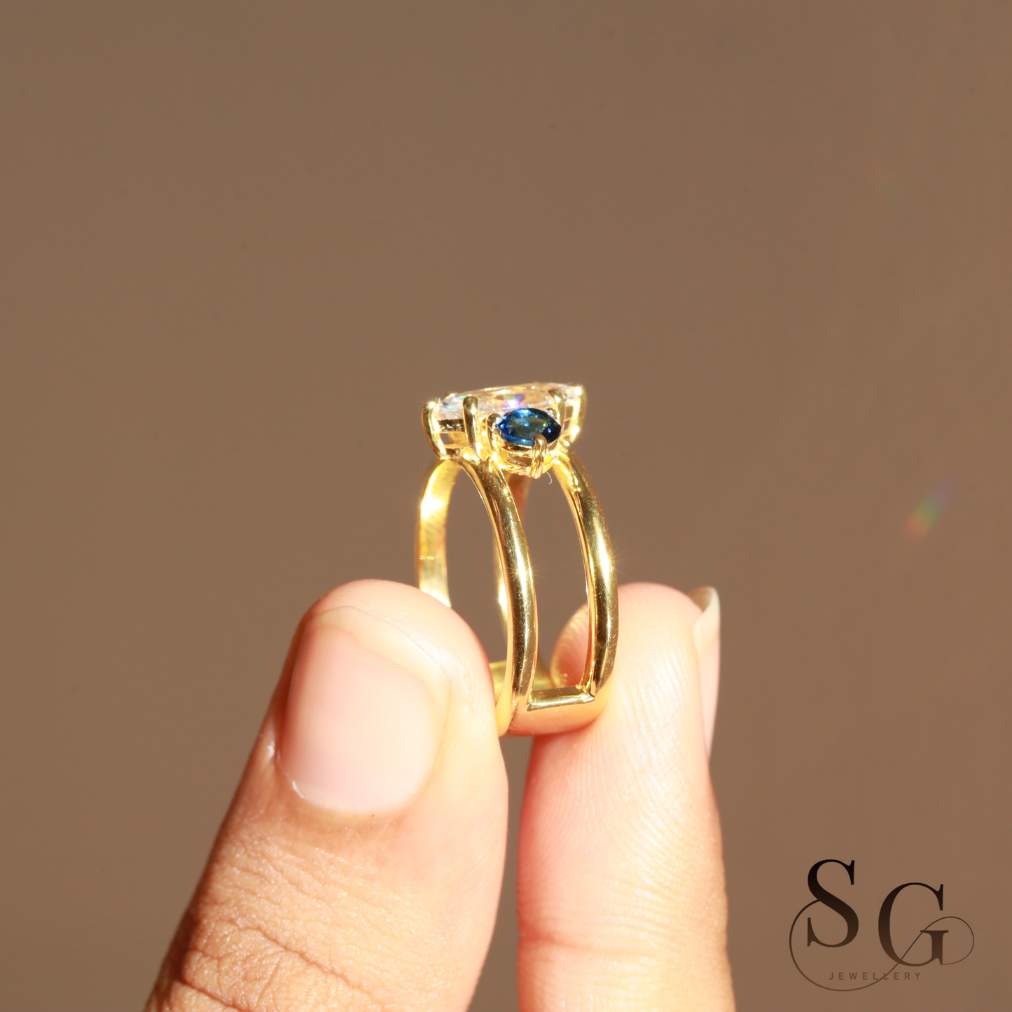 Verlobungsring mit zweireihigem, im Labor gezüchtetem Diamanten im Marquise-Schliff.