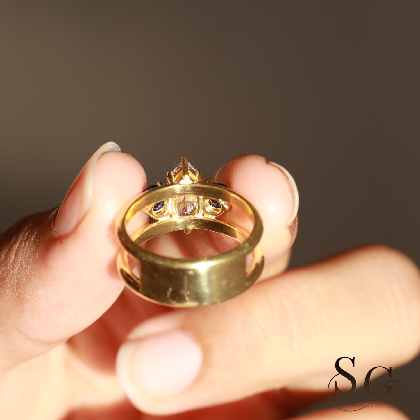 Verlobungsring mit zweireihigem, im Labor gezüchtetem Diamanten im Marquise-Schliff.