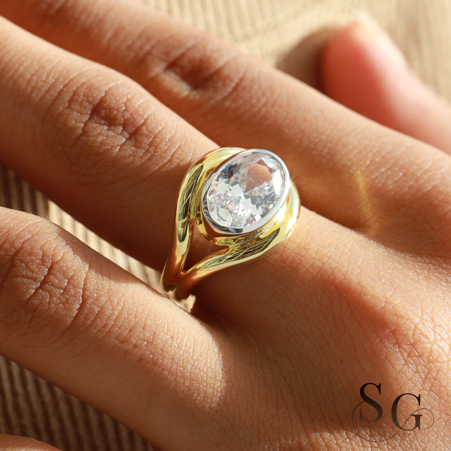 Verlobungsring mit ovalem Schliff und im Labor gezüchtetem CVD-Diamanten in 18 Karat Gold.