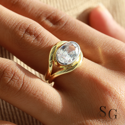 Verlobungsring mit ovalem Schliff und im Labor gezüchtetem CVD-Diamanten in 18 Karat Gold.