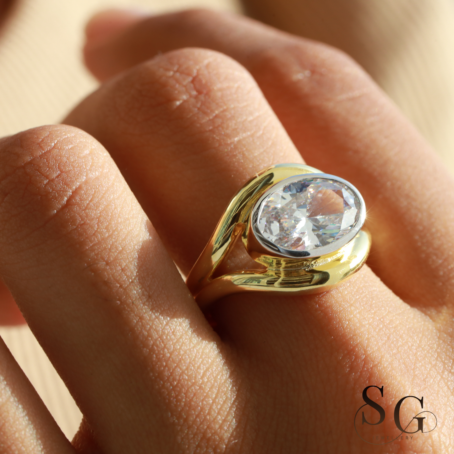 Verlobungsring mit ovalem Schliff und im Labor gezüchtetem CVD-Diamanten in 18 Karat Gold.