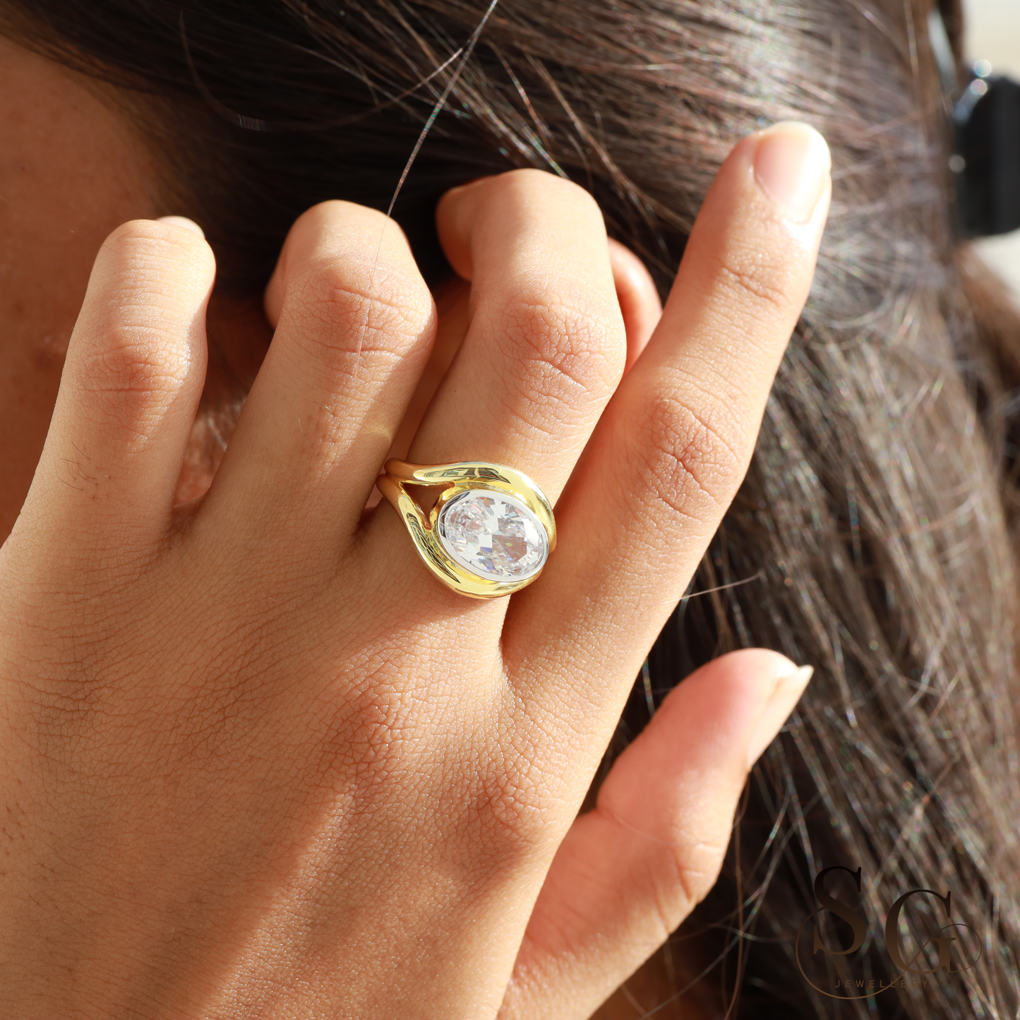 Verlobungsring mit ovalem Schliff und im Labor gezüchtetem CVD-Diamanten in 18 Karat Gold.