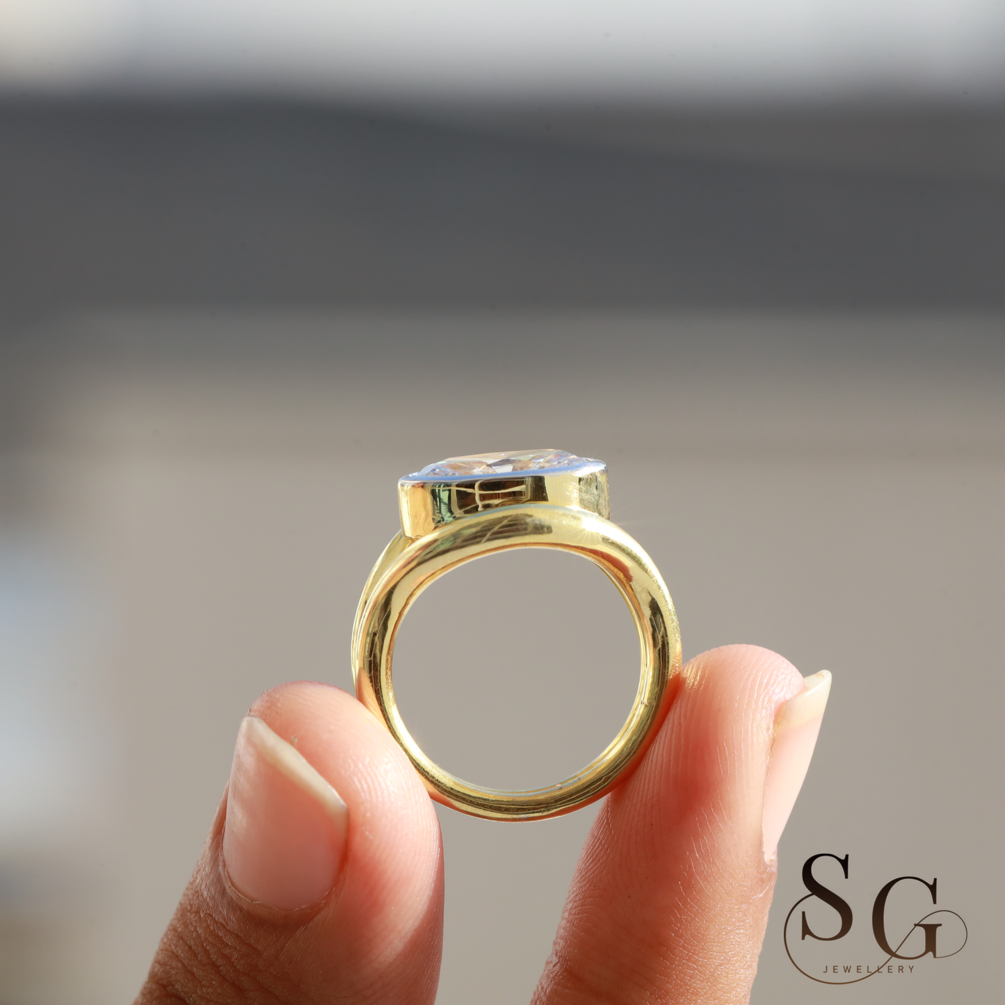 Verlobungsring mit ovalem Schliff und im Labor gezüchtetem CVD-Diamanten in 18 Karat Gold.