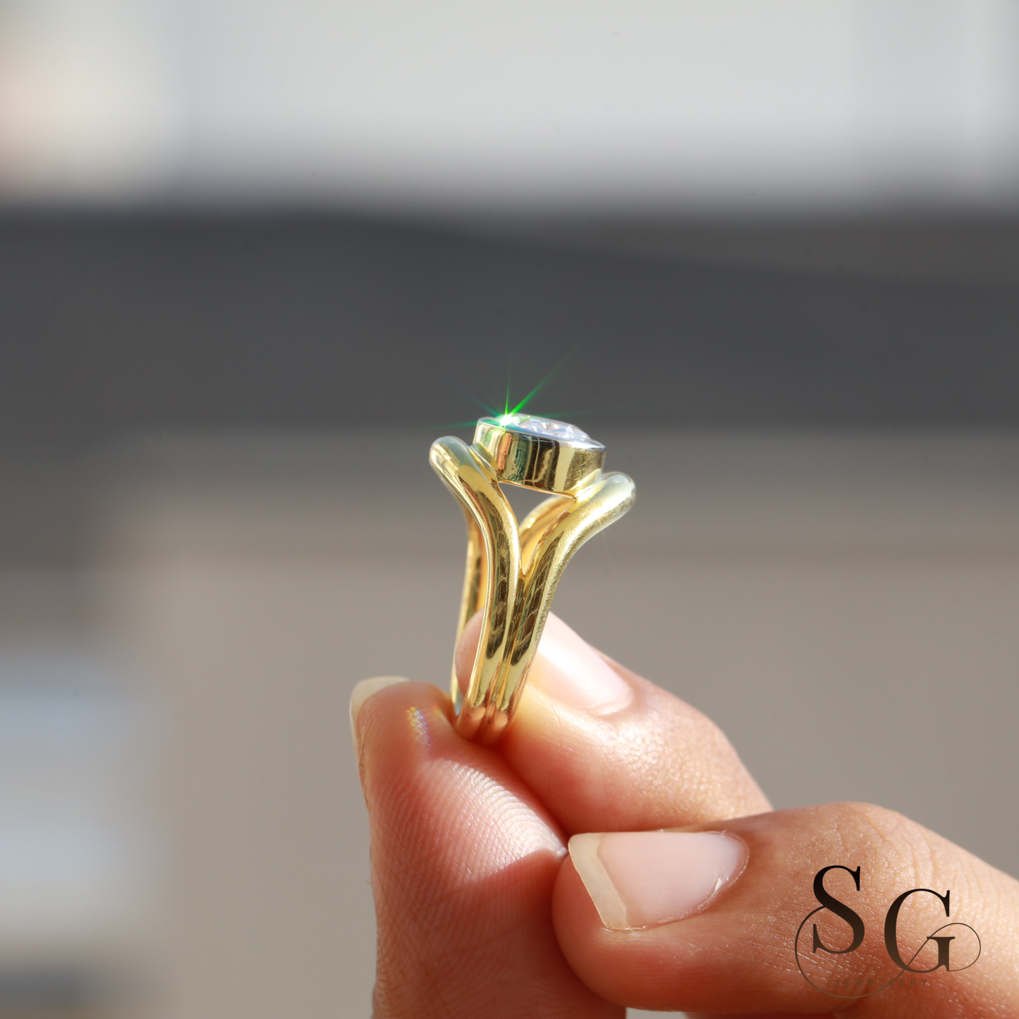 Verlobungsring mit ovalem Schliff und im Labor gezüchtetem CVD-Diamanten in 18 Karat Gold.